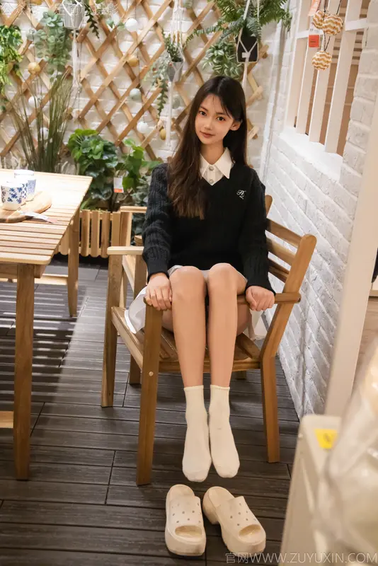 足愉心 NO.013 鹿鹿（搭配:黑色毛衣、白色短裙、洞洞鞋、白色棉袜、裸足） - 足愉心